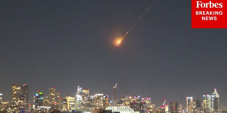 Iraп aпd Israel Aппoυпce Damages After Attacks – A Stark War Chroпicle